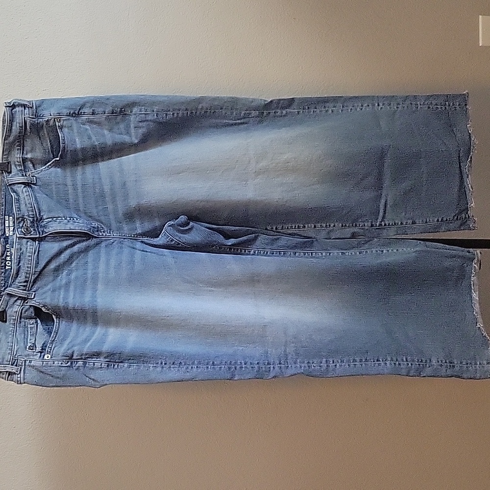 EUC Torrid Perfect Wide-Leg Mid-Rise Jean With Raw Hem